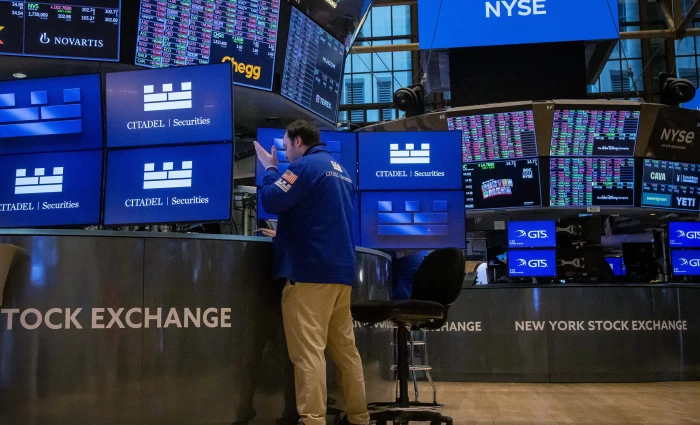 Wall Street: «Ανάσα» ανόδου από την παράταση της εκεχειρίας και τα ισχυρά εταιρικά αποτελέσματα