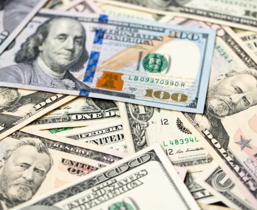 Tα hedge funds ποντάρουν κατά του δολαρίου λόγω της πιθανής επίλυσης της κρίσης στη Μέση Ανατολή