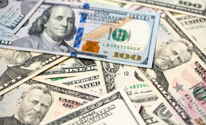 Tα hedge funds ποντάρουν κατά του δολαρίου λόγω της πιθανής επίλυσης της κρίσης στη Μέση Ανατολή
