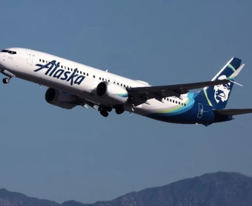 Alaska Air: «Παγώνει» τις προβλέψεις για το 2026 λόγω εκτίναξης του κόστους καυσίμων