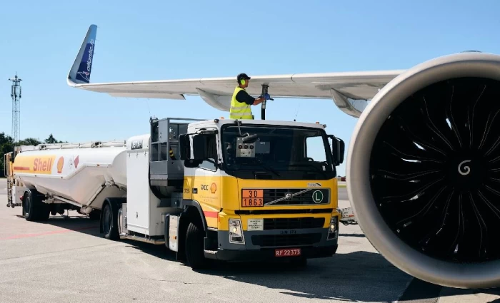 Shell: «Max jet mode» στο μεγαλύτερο διυλιστήριο της Ευρώπης καθώς τα αεροσκάφη στεγνώνουν από καύσιμα