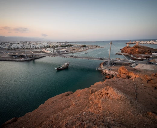 Αδιέξοδο στα Στενά του Ορμούζ: 20.000 ναυτικοί εγκλωβισμένοι και «διπλός έλεγχος» στη ναυσιπλοΐα