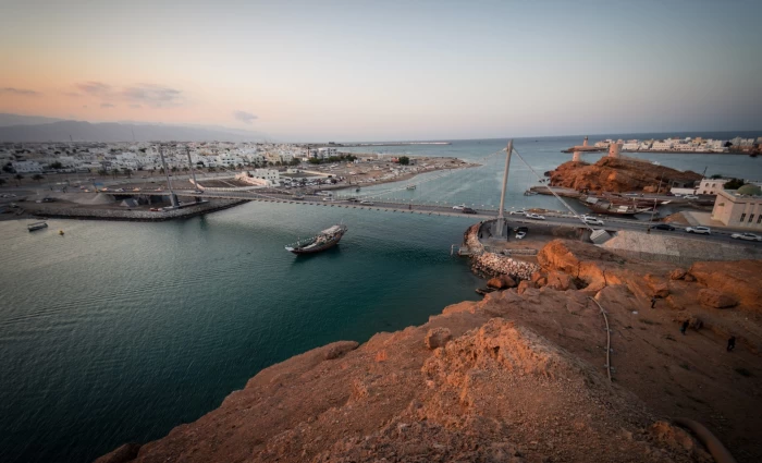 Αδιέξοδο στα Στενά του Ορμούζ: 20.000 ναυτικοί εγκλωβισμένοι και «διπλός έλεγχος» στη ναυσιπλοΐα