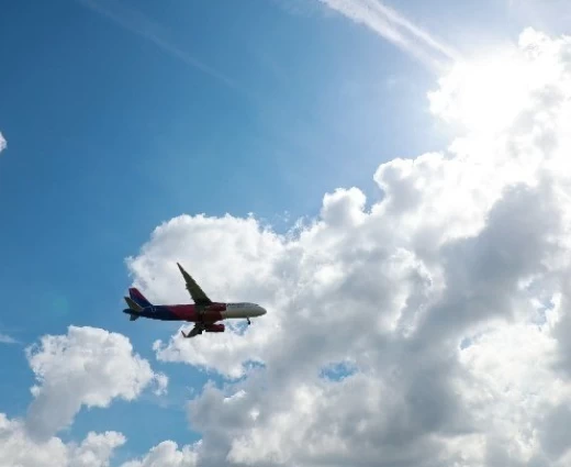 Yπουργός Τουρισμού Ισπανίας: Αγοράστε αεροπορικά εισιτήρια τώρα γιατί ο πόλεμος στο Ιράν ανεβάζει τις τιμές