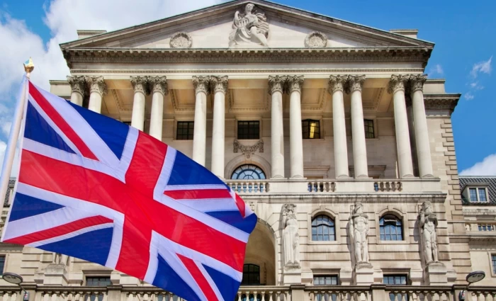 Τράπεζα της Αγγλίας: Αμετάβλητα τα επιτόκια αλλά με το δάχτυλο στη «σκανδάλη» για αυξήσεις