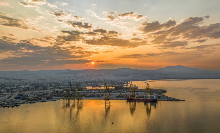 Economist: Ο νέος «πόλεμος» ΗΠΑ – Κίνας περνάει από την Ελλάδα και τα λιμάνια της