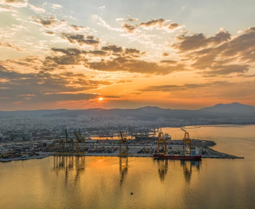 Economist: Ο νέος «πόλεμος» ΗΠΑ – Κίνας περνάει από την Ελλάδα και τα λιμάνια της