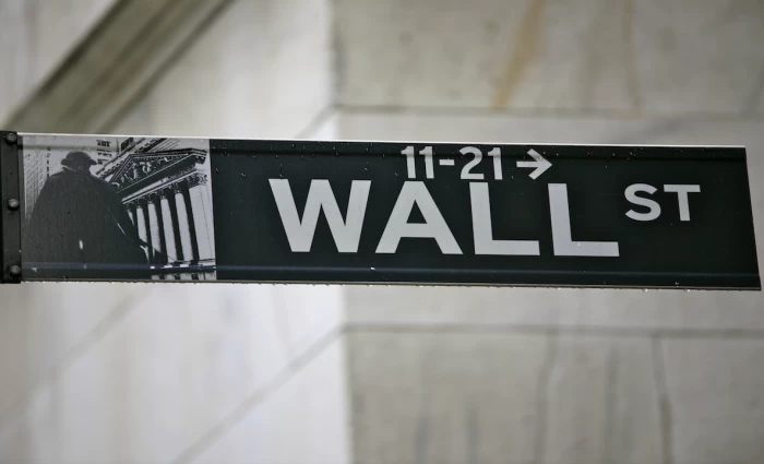 Wall Street: Η σκιά του πολέμου και το φάντασμα του Sell in May απειλούν τα ρεκόρ
