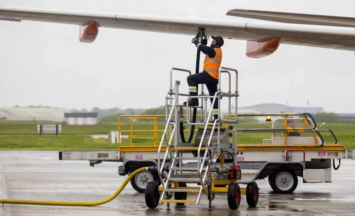 Επίτροπος ενέργειας: Σε ετοιμότητα για το jet fuel – 30 δισ. ευρώ επιπλέον κόστος για ορυκτά καύσιμα στην ΕΕ