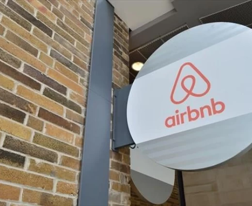Airbnb: Η Τεχνητή Νοημοσύνη γράφει το 60% του κώδικα - Η «απειλή» του CEO της εταιρείας προς τους διευθυντές