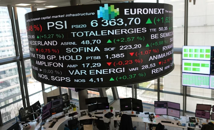 Ευρωπαϊκά χρηματιστήρια: Μεικτές τάσεις μετά το αυστηρό μήνυμα της Fed για τα επιτόκια