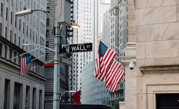 Wall Street: Δυναμικό rebound με φόντο τη συμφωνία ΗΠΑ-Ιράν και το ράλι της Intel