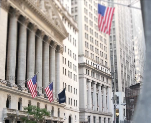 Wall Street: Το Ορμούζ, η τεχνητή νοημοσύνη και το νέο στοίχημα στις αγορές