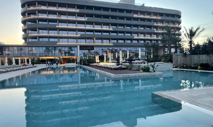 Ένα ξενοδοχείο «στην πένα» άνοιξε στην Αγία Νάπα
